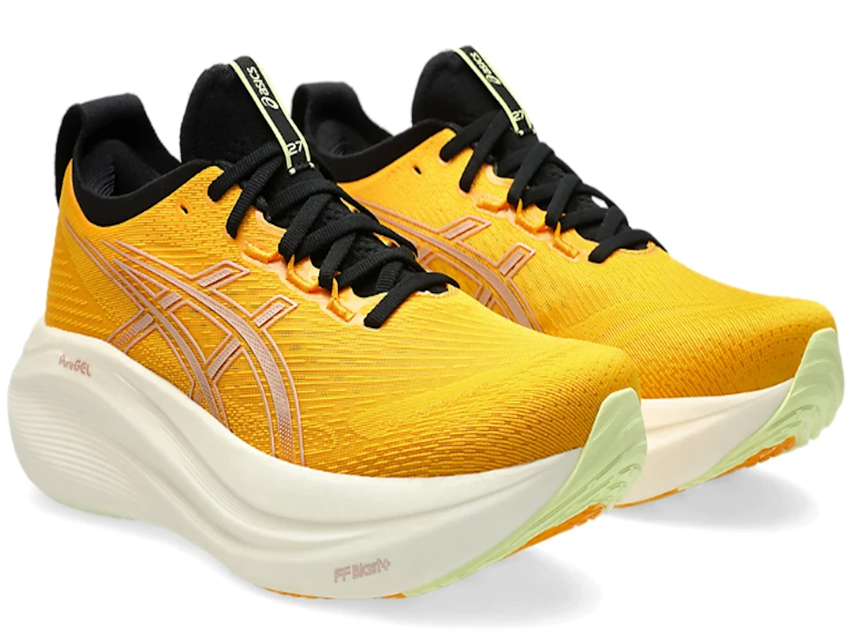 ASICS Nimbus 27 2 gele schoenen bij elkaar