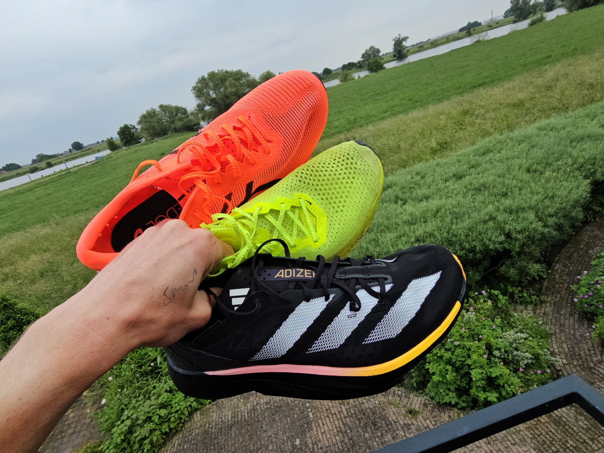 Adidas Adizero met de andere hardloopschoenen in hand