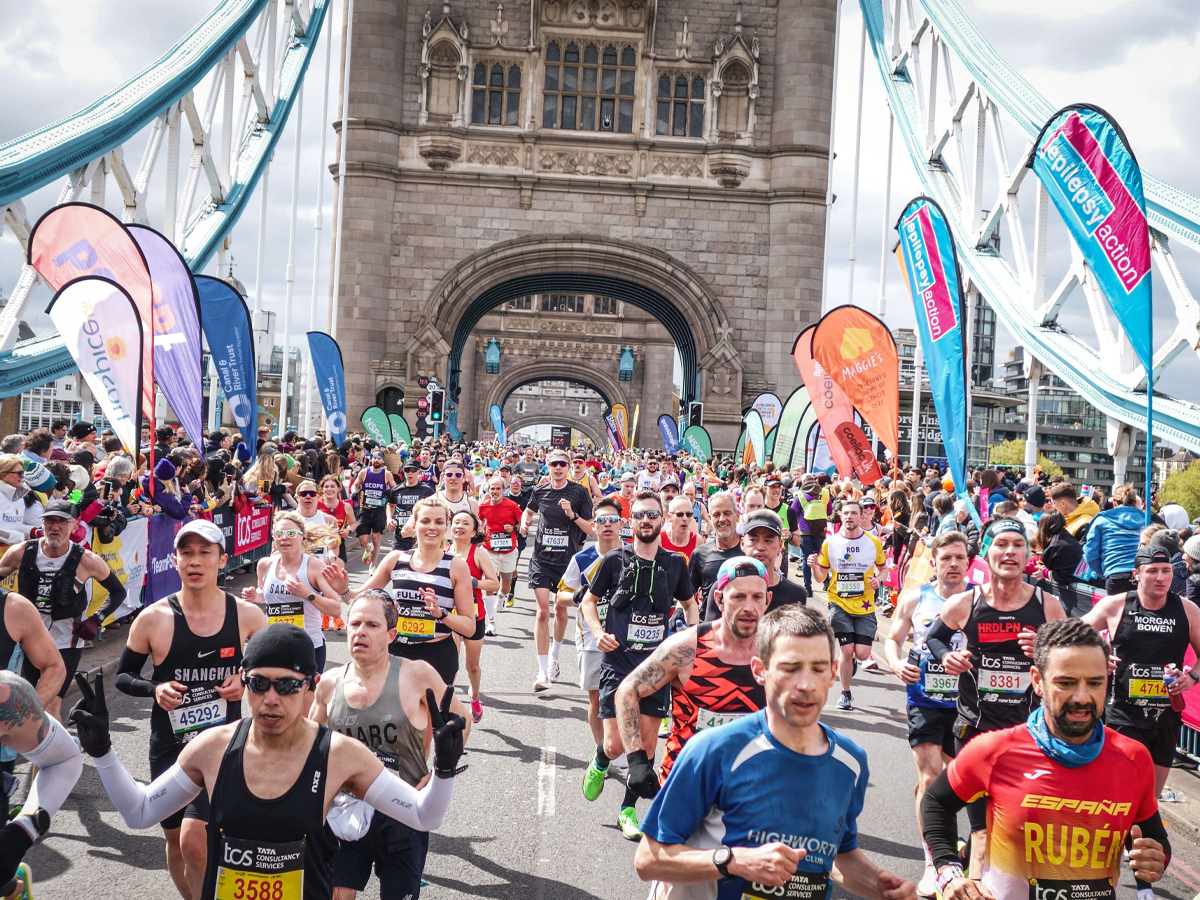 Hardlopers Londen marathon op de Tower Bridge