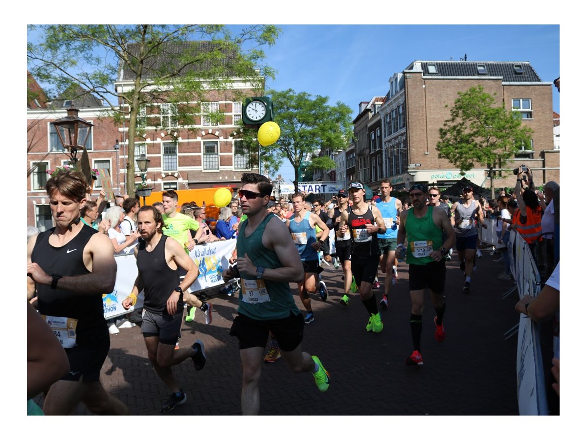 Hardlopers marathon Leiden in straat