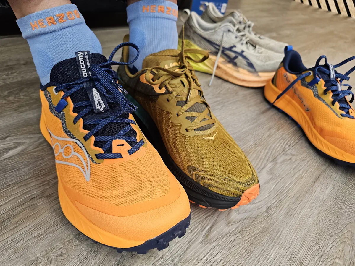 Hoka Challenger en andere trailschoen naast elkaar