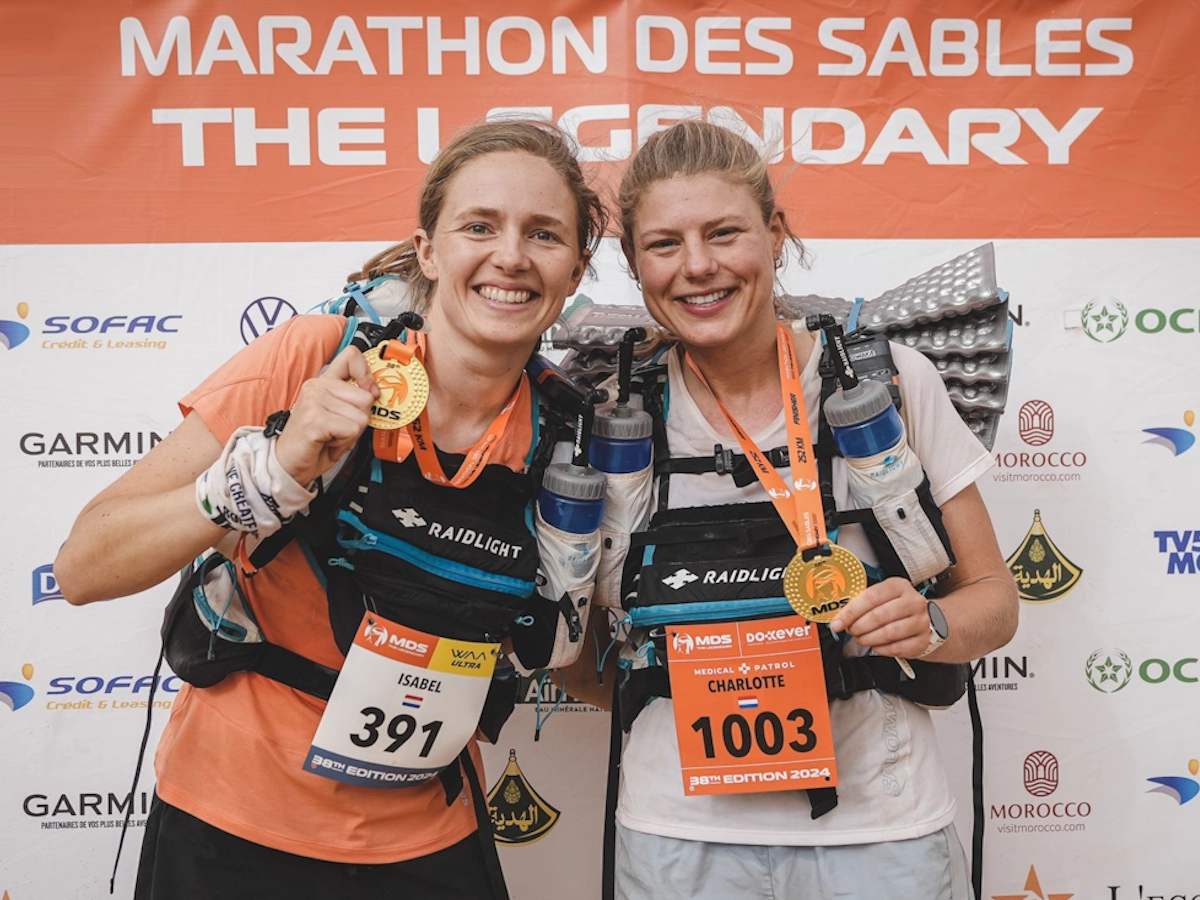 Isabel en Charlotte finish Marathon Des Sables