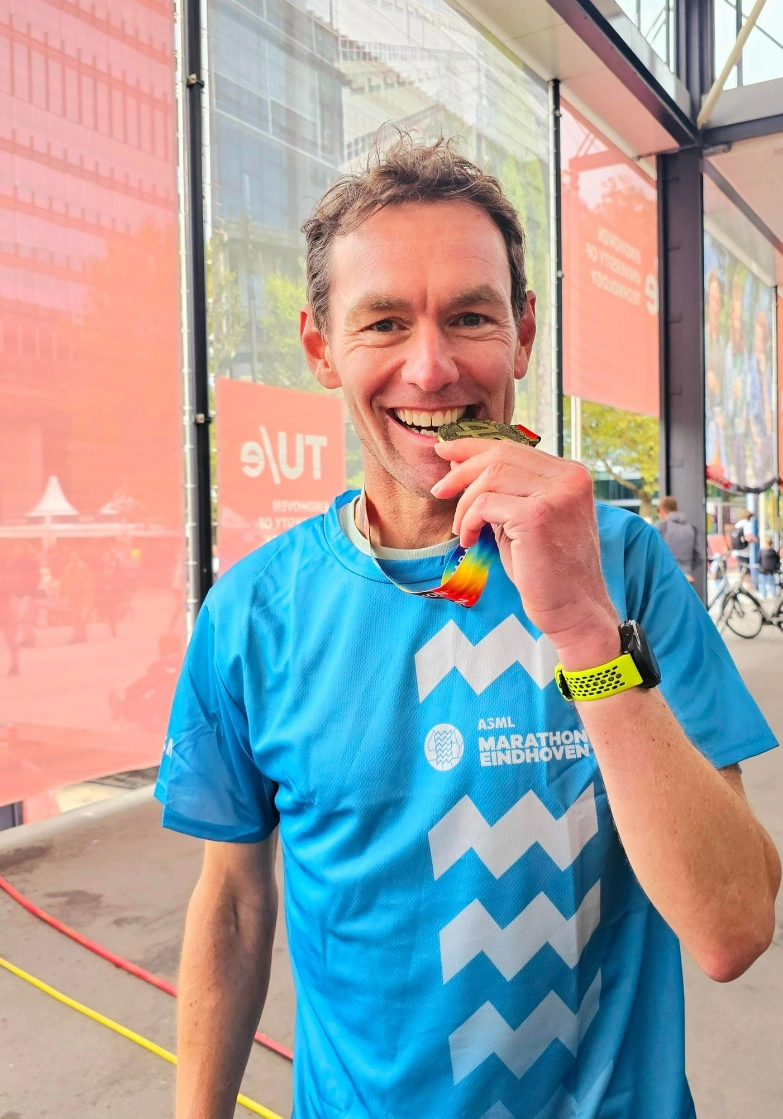 Marathon van Eindhoven met de medaille van de finish