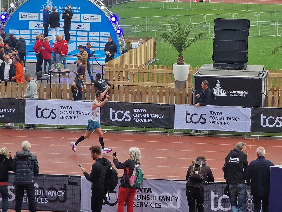 Peter bij de Finish Marathon Amsterdam