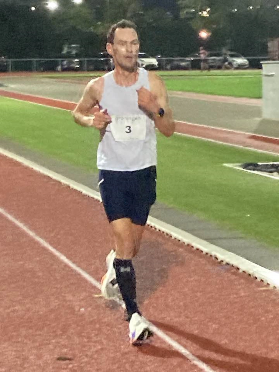 Peter Hardlopen op de atletiekbaan