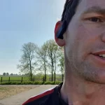 Peter met hoofdtelefoon in zijn oor bij het hardlopen