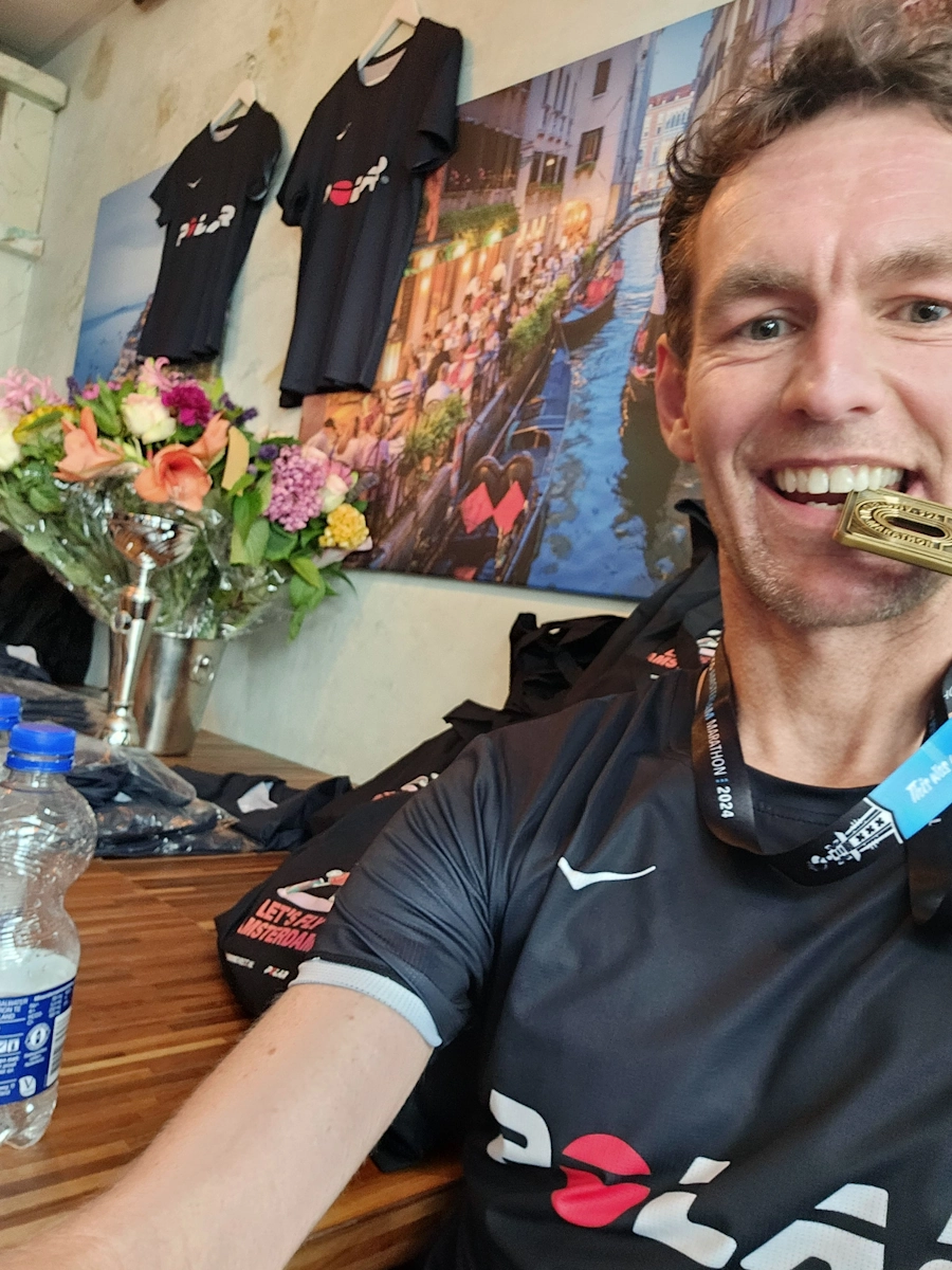 Peter met medaille Amsterdam marathon