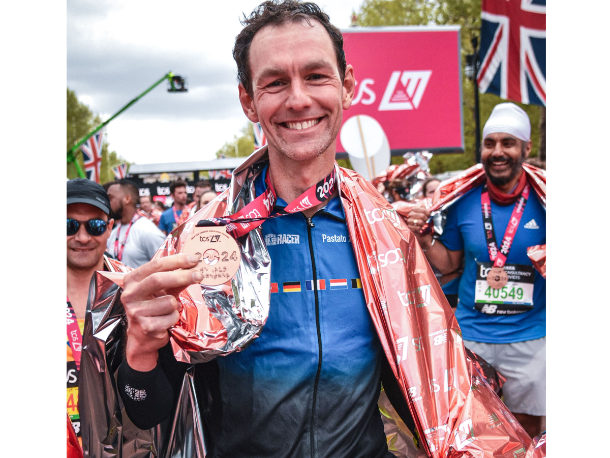 Peter met medaille van de Londen marathon