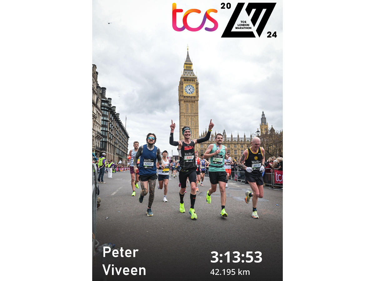 Peter voor Big Ben tijdens Londen marathon met tijd