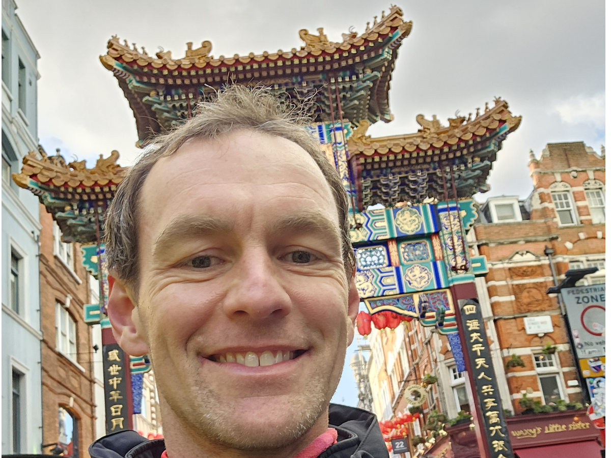 Peter voor de Chinatown Gate in London