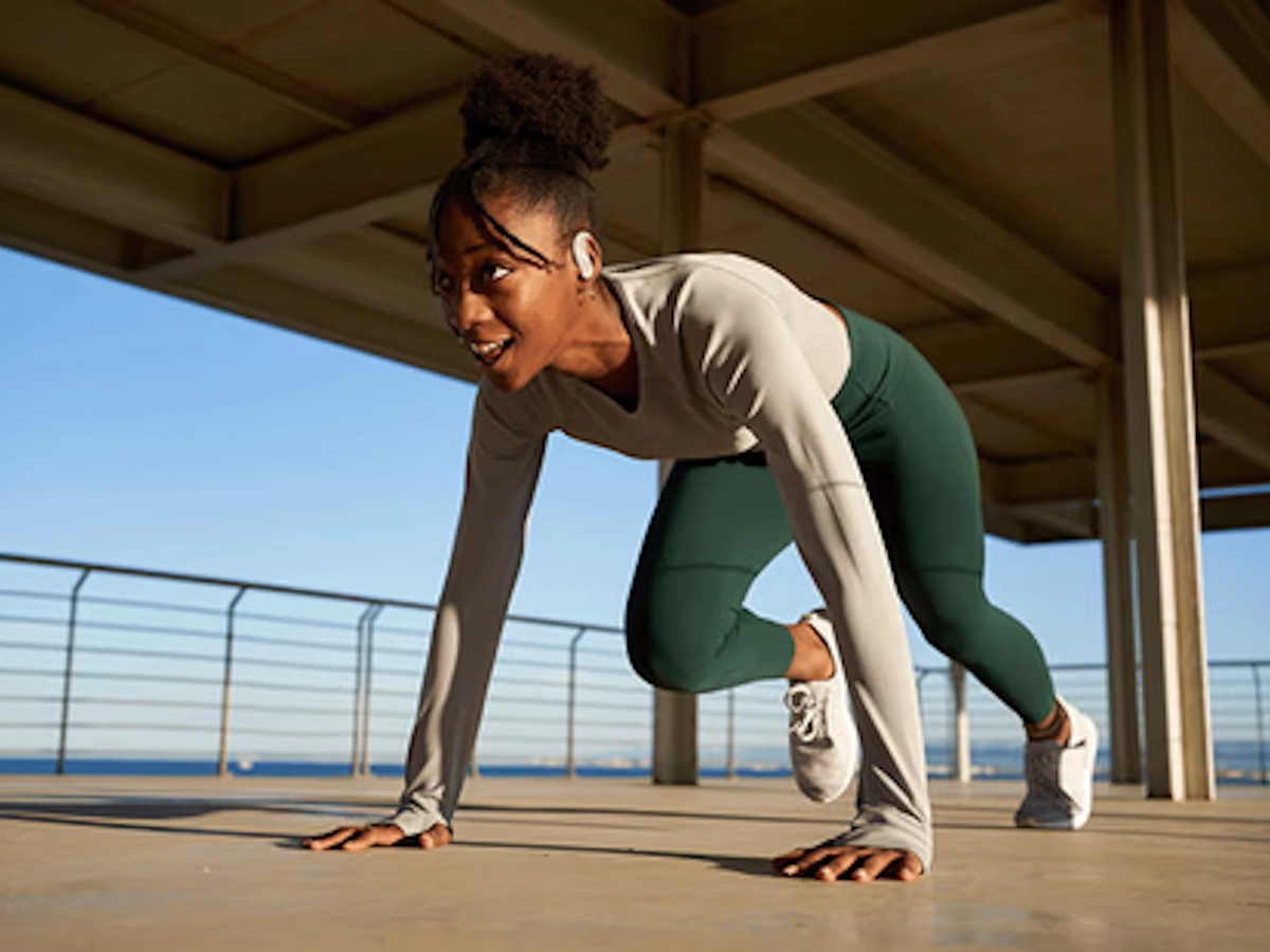 Sportieve vrouw met de JBL draadloze oordopjes tijdens sporten