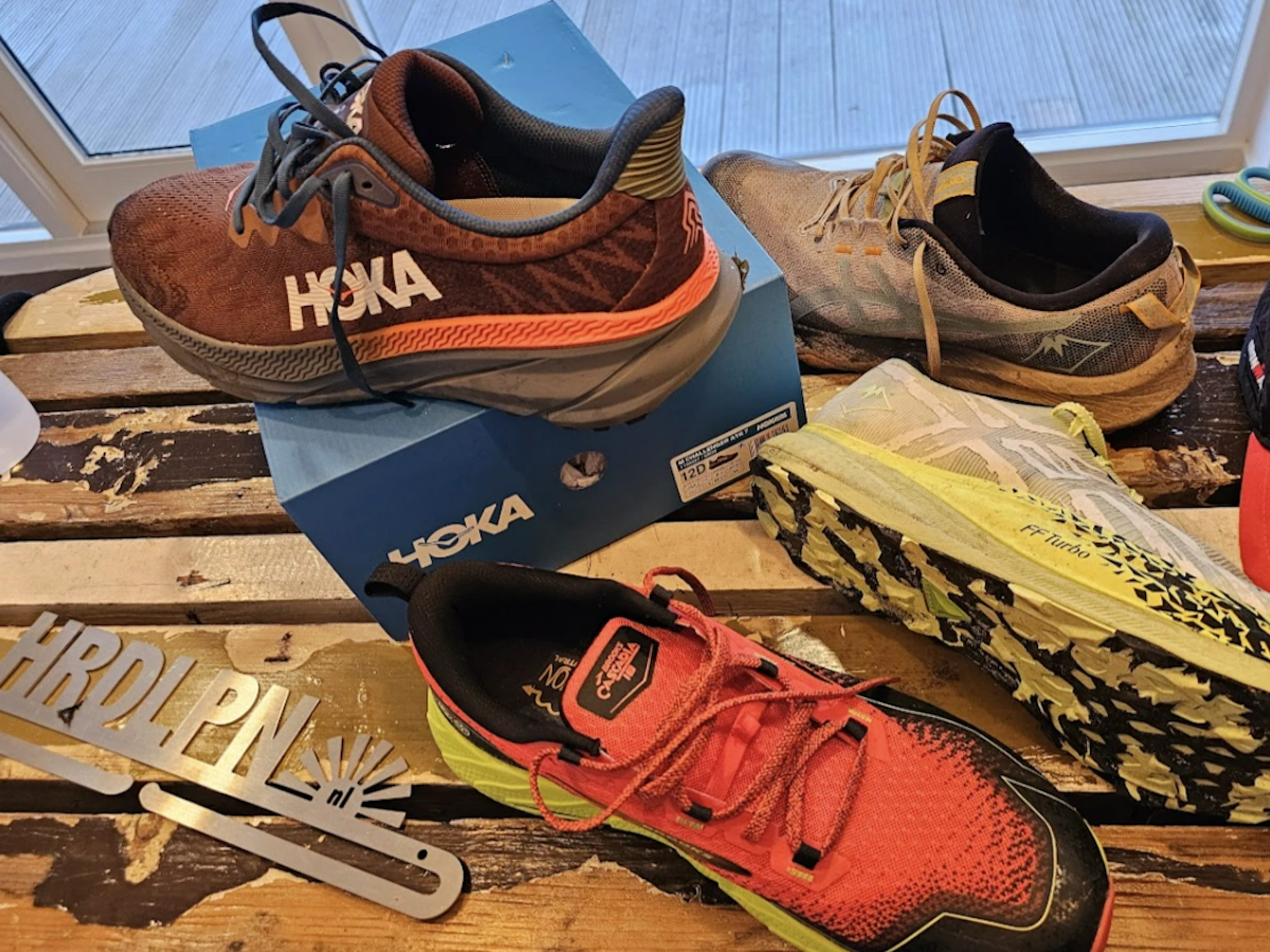 Offroad achterzijde Hoka Challenger