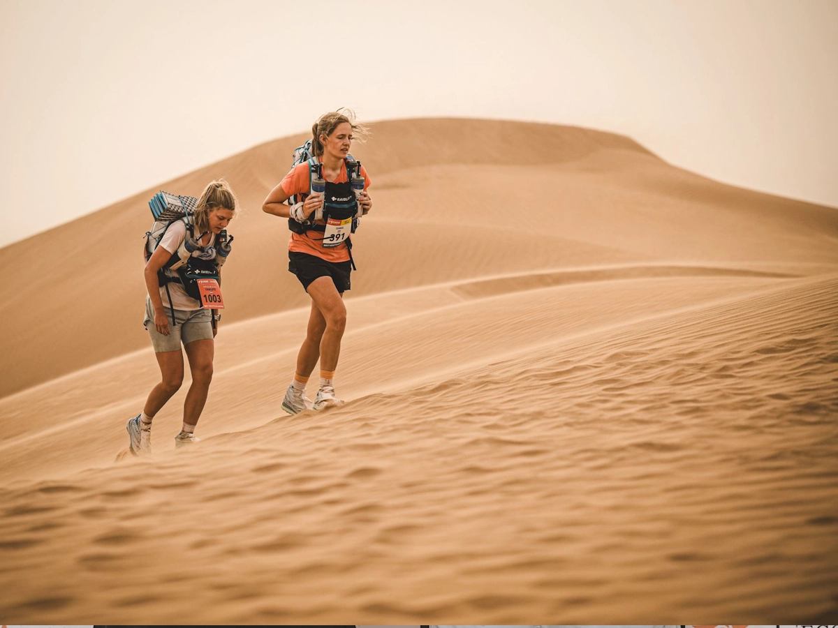 Isabel met het hardloopavontuur van haar en Charlotte in de woestijn