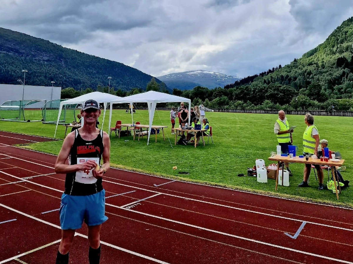 Rennen op de atletiekbaan 